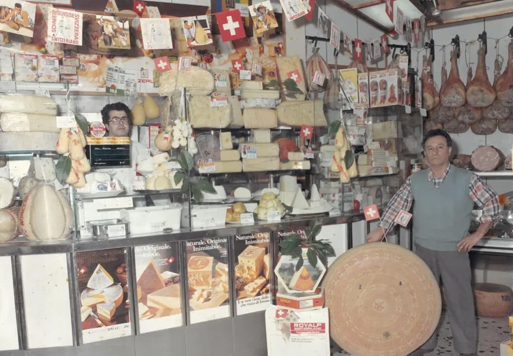 La prima insegna in via — foto d'epoca