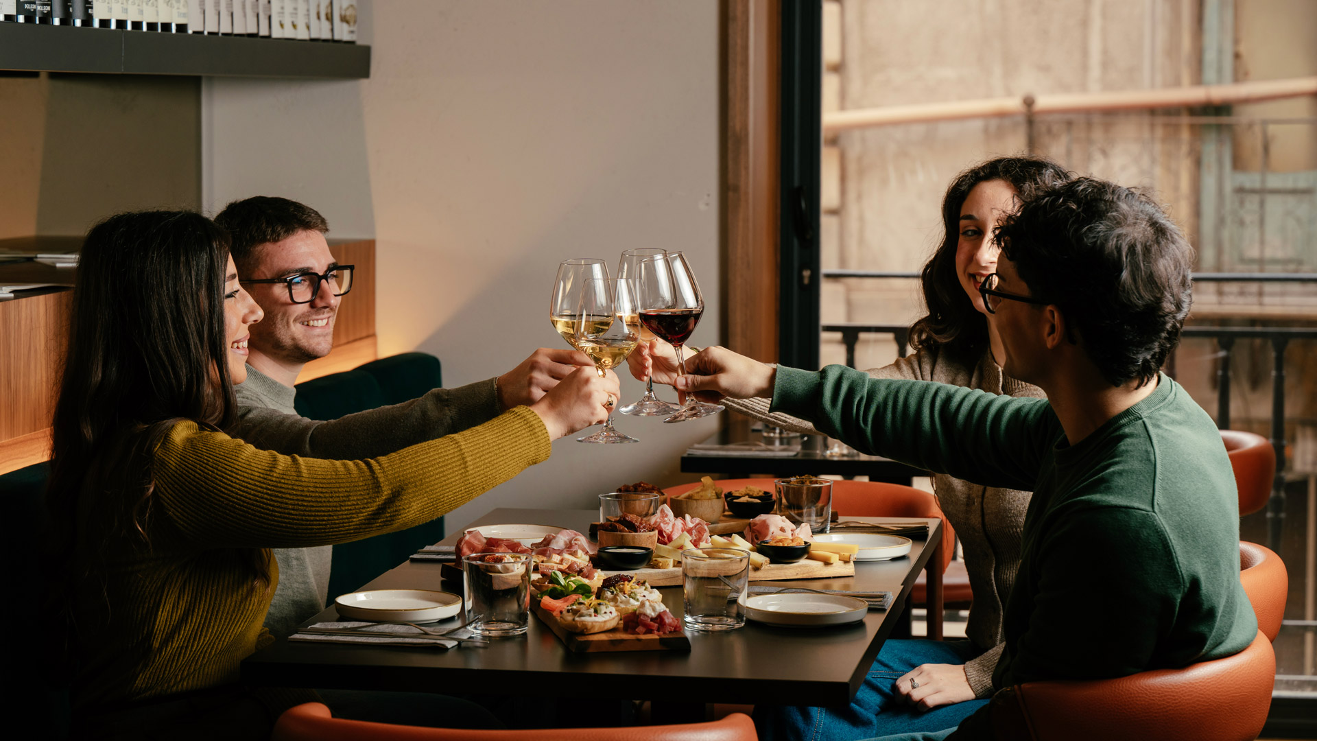 Sala di un Retrobottega — tavoli, mensole vino